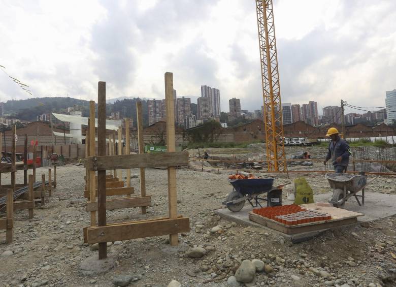 Además de líos con obras privadas, Camacol dice que 25 de carácter público están sin licencia. FOTO Manuel Saldarriaga