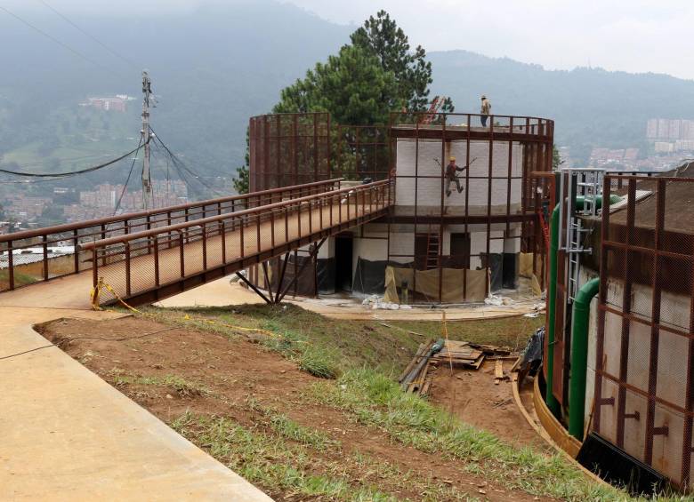 Aspectos de la obra de la Unidad de Vida Articulada Sol de Oriente, comuna 8. La inversión es de $13.500 millones. FOTO julio c. herrera