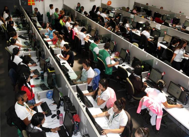 El sector servicios es el que más alto margen generó entre las 9.000 siguientes empresas más grandes de Colombia. FOTO Manuel Saldarriaga