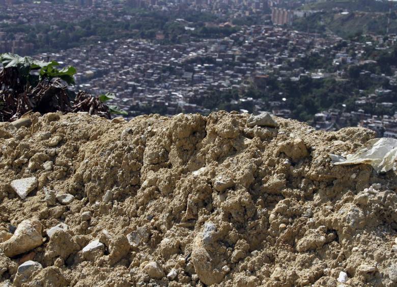 Desde mañana, en la Arenera, se inicia la excavación. Entre tanto, las madres y viudas esperan el hallazgo de sus hijos y esposos asesinados sepultados por los grupos delincuenciales de la zona. FOTO donaldo zuluaga y juan antonio sánchez