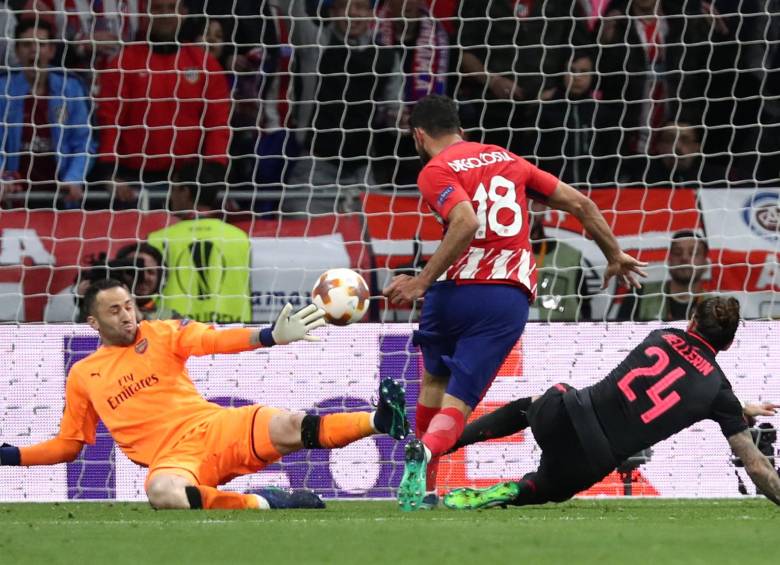 El mano a mano del arquero David Ospina y Diego Costa que significó la eliminación del Arsenal inglés. FOTO Reuters 
