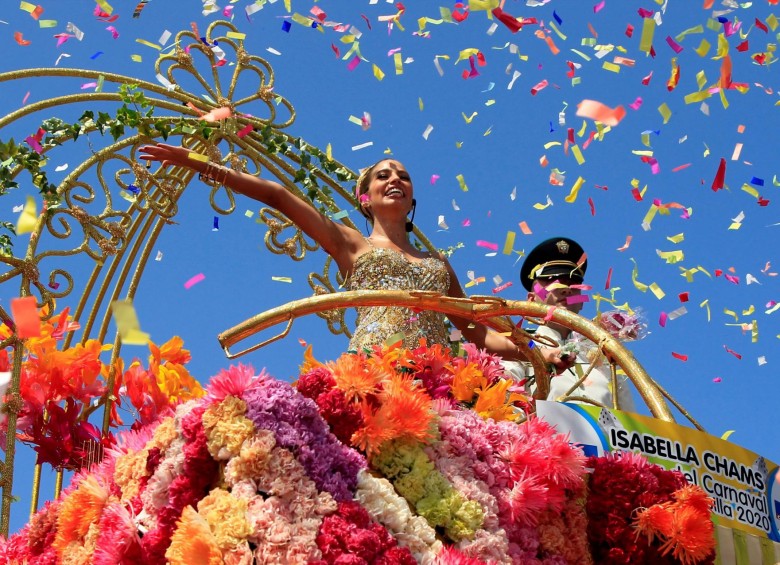 La reina del Carnaval de Barranquilla, Isabella Chams, desfila en la Batalla de Flores. FOTO RICARDO MALDONADO AGENCIA EFE