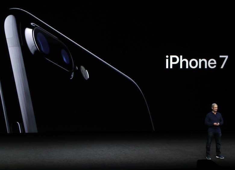 Los teléfonos comenzarán a entregarse en Estados Unidos este viernes. FOTO AP