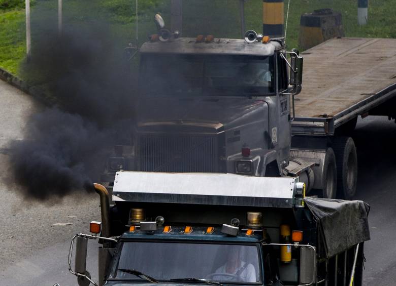 La degradación del aire en Medellín, en un 80 % por las emisiones de carros viejos, convertidos de gasolina a diésel, exige que esos automotores salgan de circulación. FOTO jAIME PÉREZ