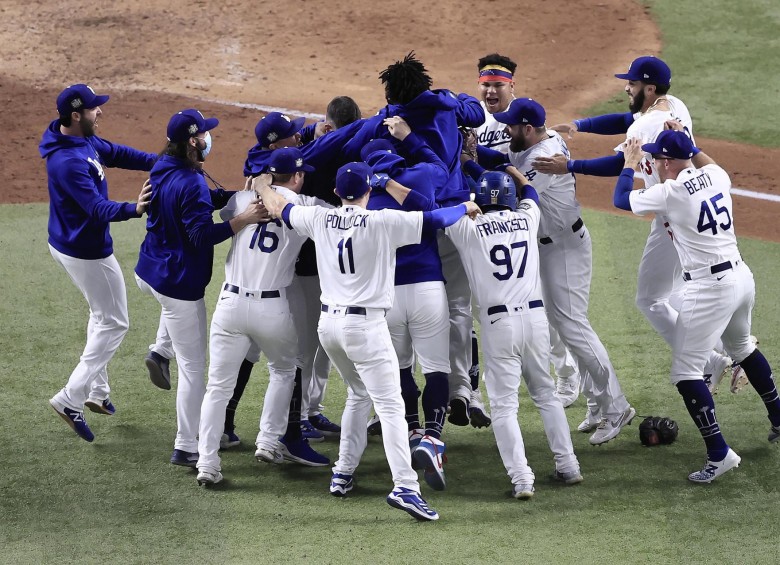 Peloteros de los Dodgers inician la celebración tras ganar a Tampa el sexto juego de la Serie Mundial, 3-1 y coronarse campeones. Foto EFE