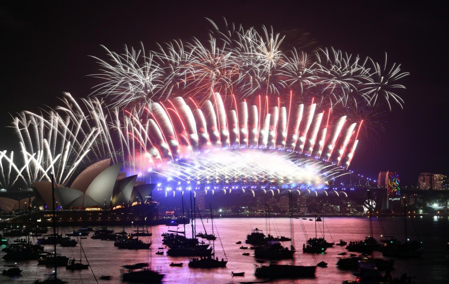 Año nuevo con pirotecnia en Sidney, Australia. FOTO AFP