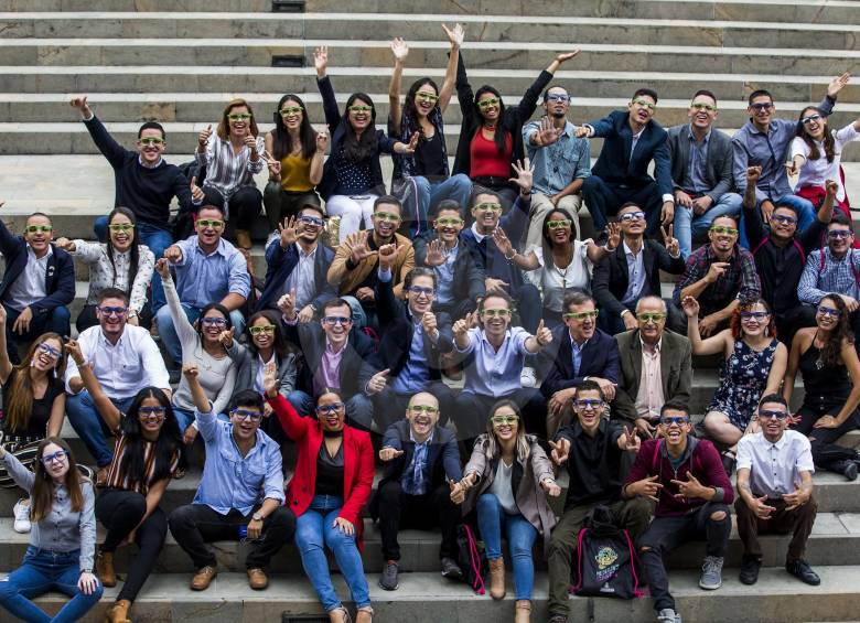 Este es el grupo final del programa Jóvenes 2020. Cursarán un diplomado en la Universidad Eafit y serán acompañados por otros mentores, también líderes de la ciudad. FOTO Julio César Herrera