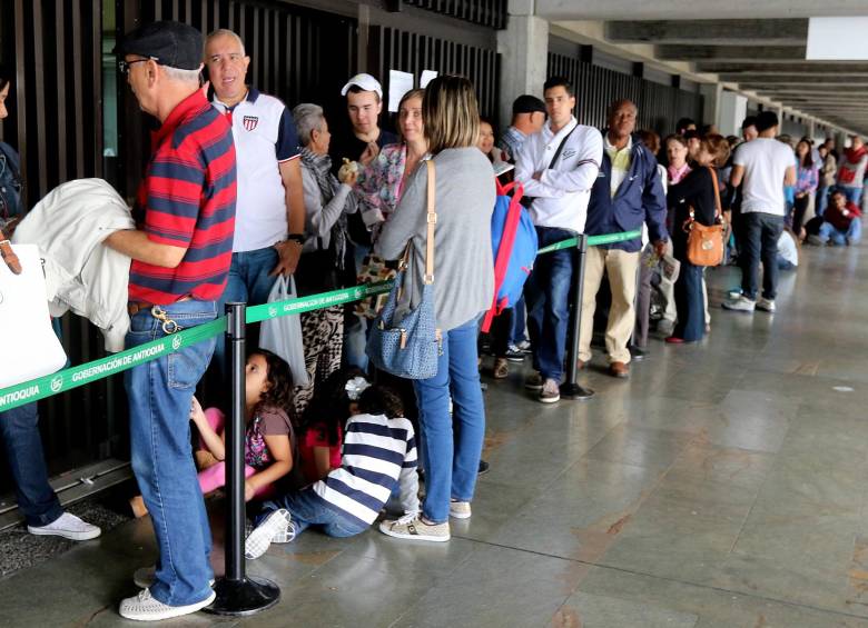 Familias enteras llegaron desde la noche del sábado a hacer fila con el fin de aprovechar la jornada especial de cambio de pasaportes sin necesidad de buscar citas por la página web. La acogida superó las expectativas de la oficina. FOTO Julio César Herrera.