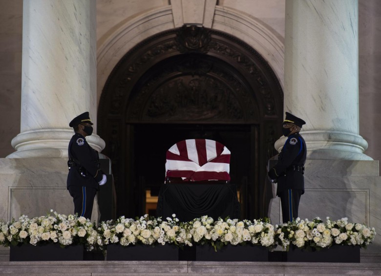 La gente se reúne para presentar sus respetos al ataúd cubierto de banderas del fallecido congresista estadounidense. Foto: AFP