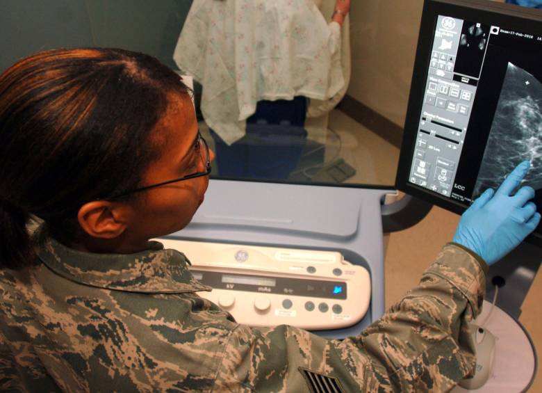 Análisis de una mamografía. Un gen implicado en el cáncer de seno, el TP53, es el más rastreado hoy. Unos 550.000 artículos científicos sobre genes se han escrito. FOTO US Air Force Library