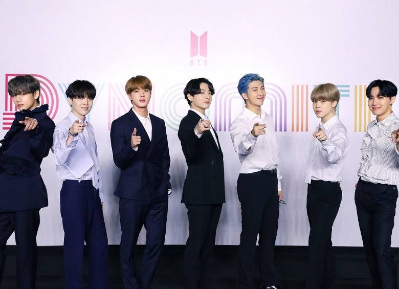 El grupo surcoreano BTS posa durante la rueda de prensa en la que lanzó Dynamite, un nuevo sencillo. FOTO EFE 