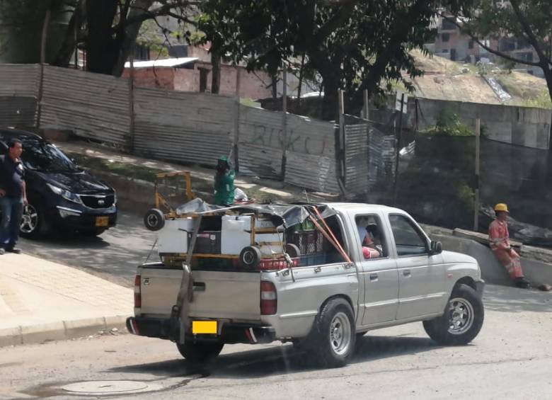 La mercancía es transportada en carros viejos, sin respetar la cadena de frío reglamentaria. Fotos cortesía