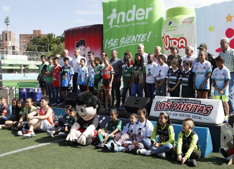 Esta edición del Festival de Festivales es en homenaje a Diego León Osorio, expresidente y socio de la Corporación Los Paisitas, recientemente fallecido. FOTO manuel saldarriaga