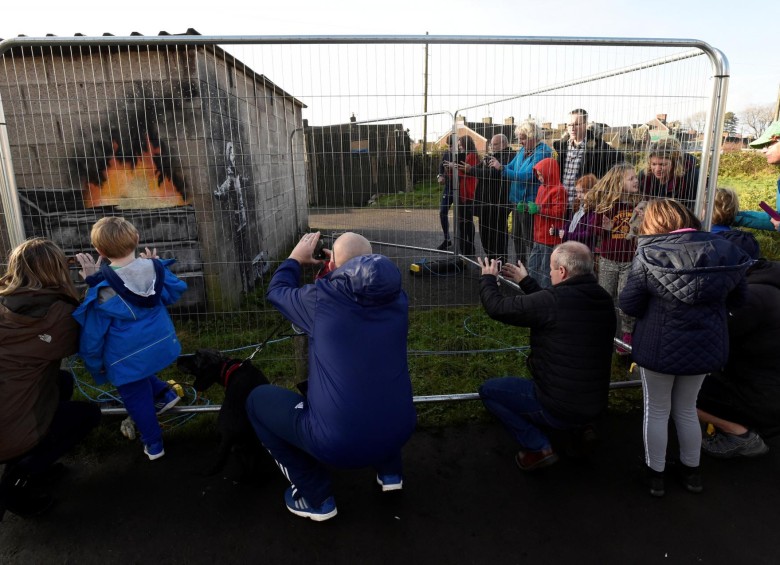 Habitantes de Port Talbot y turistas se acercan a esta obra pintada en la periferia de Gales. Ocupa dos paredes con una imagen que denuncia la contaminación. Foto: REUTERS