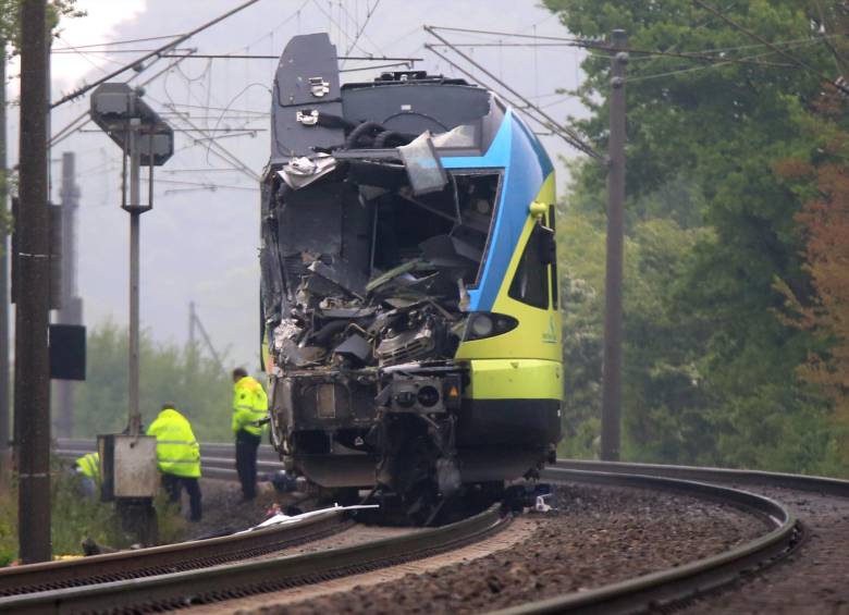 Dos muertos y cerca de 20 heridos dejó el accidente entre este tren con un tractor. FOTO AP