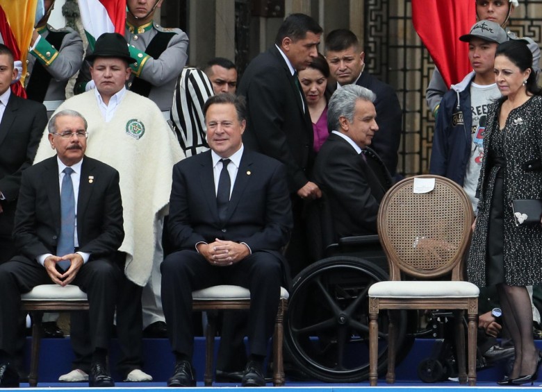 El presidente de República Dominicana, el presidente de Panamá y el mandatario de Ecuador y su esposa. FOTO: EFE