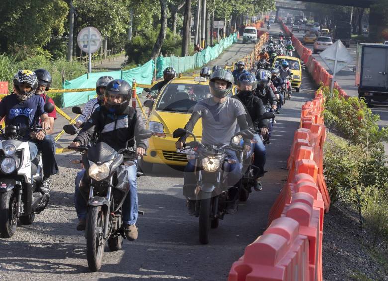 Aunque el pico y placa nació para aportarle a la movilidad en las horas pico, su aplicación también tiene impactos positivos en la reducción de los gases contaminantes. FOTO donaldo zuluaga
