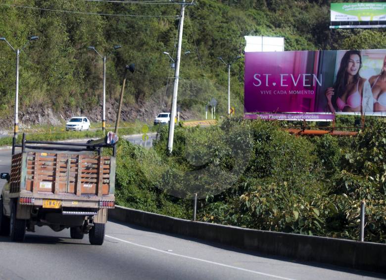 A lo largo de la vía Las Palmas hay numerosos avisos publicitarios cuestionados por acciones populares. FOTO juan antonio sánchez