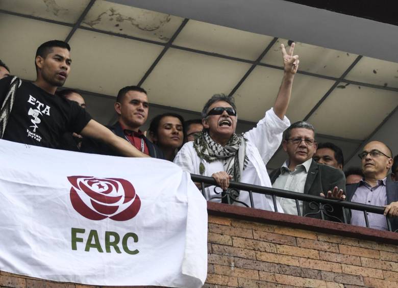 Jesús Santrich fue recibido en la casa de Farc en Bogotá por varios de sus compañeros, entre ellos, Pablo Catatumbo, Victoria Sandino y Sergio Marín. Llamó la atención que Rodrigo Londoño Echeverri, más conocido como TImochenko, no estuvo en la sede. FOTO AFP