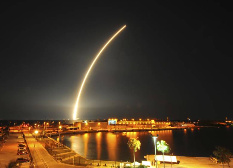 Por segunda vez consecutiva, un cohete de la empresa aeroespacial SpaceX logró aterrizar sobre una plataforma en el océano. FOTO AP