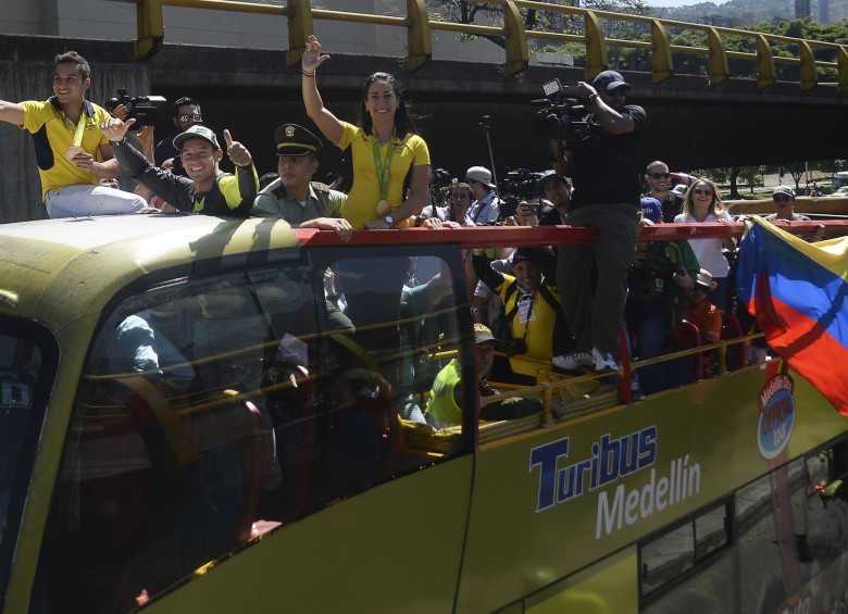 Los medallistas Olímpicos desfilaron por la ciudad a bordo de un Turibus acompañados de familiares y amigos. FOTO AFP