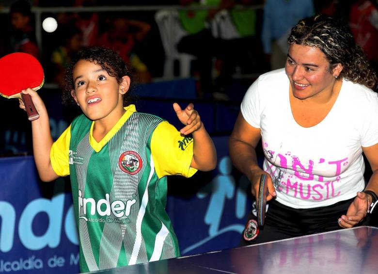 Mariana Ruiz entrena con su madre Girlesa Salazar para Babytenis de mesa. FOTO donaldo zuluaga