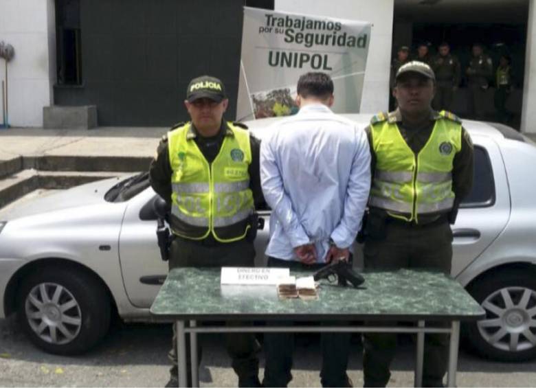 En el vehículo, la Policía halló un arma y el dinero que había sido robado minutos antes. FOTO CORTESÍA