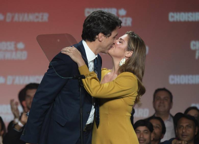 El primer ministro besa a su esposa Sophie Grégoire Trudeau. FOTO AFP