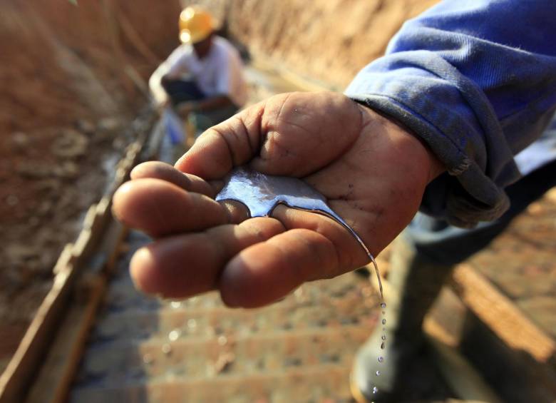 Los mineros utilizan el mercurio para atrapar el oro y luego lo evaporan liberando peligrosos gases en las poblaciones mineras. FOTO MANUEL SALDARRIAGA