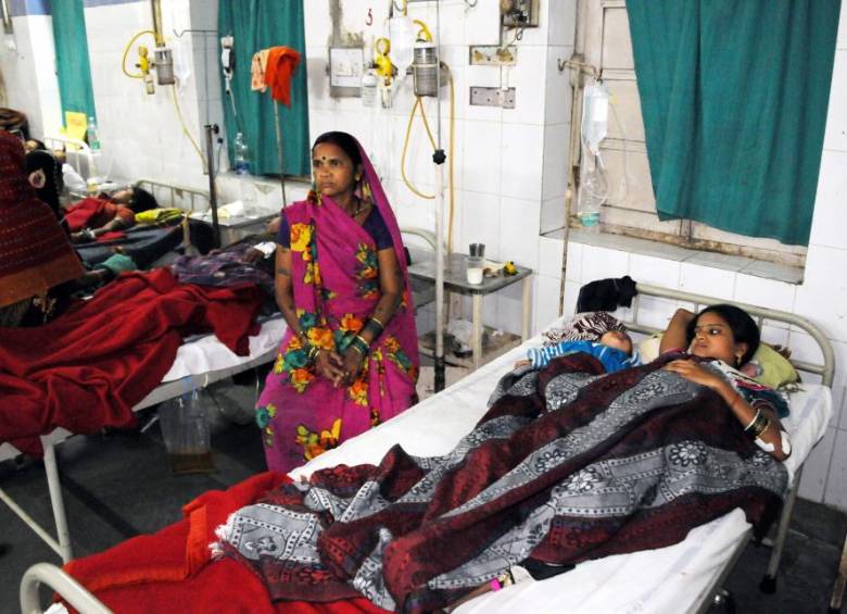 Las mujeres indias que se sometieron a cirugías de esterilización reciben tratamiento en el hospital CIMS en Bilaspur, en el estado central indio de Chhattisgarh. FOTO AP
