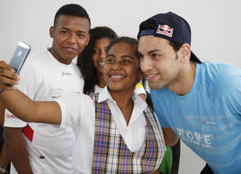 Chicos de la Fundación Urban Squash Colombia, que estudian en el colegio Antonia Santos, se quedaron con el mejor recuerdo del egipcio Mohamed Elshorbagy. FOTO Cortesía-Federación squash