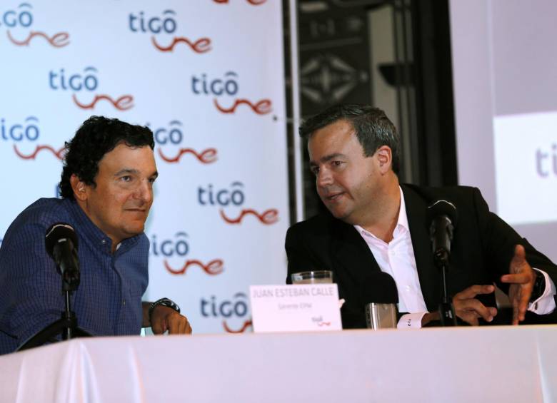 Juan Esteban Calle, gerente de EPM junto a Esteban Iriarte, presidente de TigoUne. FOTO JUAN ANTONIO SÁNCHEZ