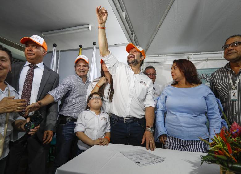 Jesús Aníbal Echeverri, candidato del Partido de la U a la Alcaldía de Medellín, presentó durante su inscripción un código de ética de su campaña: ¡Luchemos unidos! 