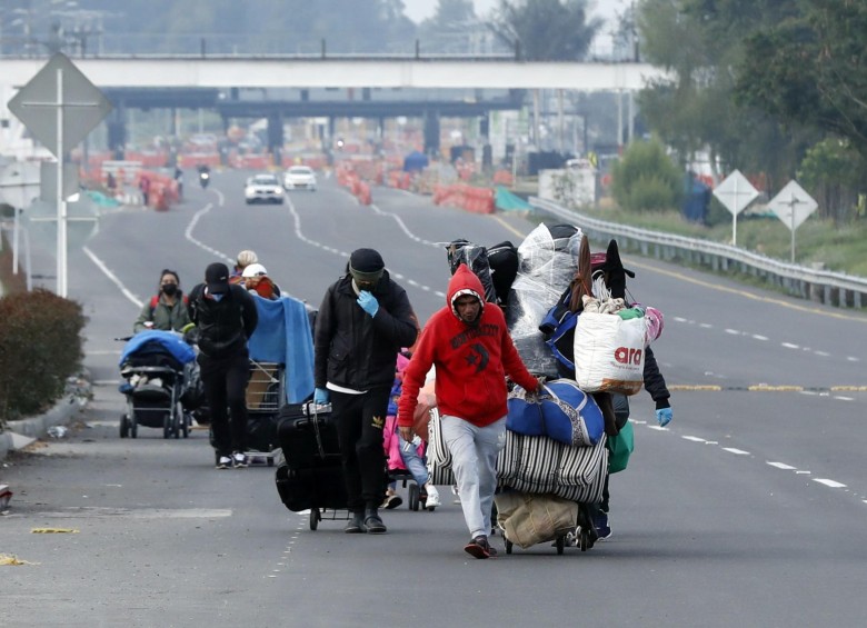 or la carretera que conecta a Bogotá con la ciudad de Tunja, un grupo de 17 venezolanos camina con costales, maletas, bolsas, un coche para bebés y hasta un colchón; su objetivo es regresar a su país porque en Colombia no han recibido ayuda ante la pandemia del coronavirus y no quieren morir de hambre. FOTO: EFE