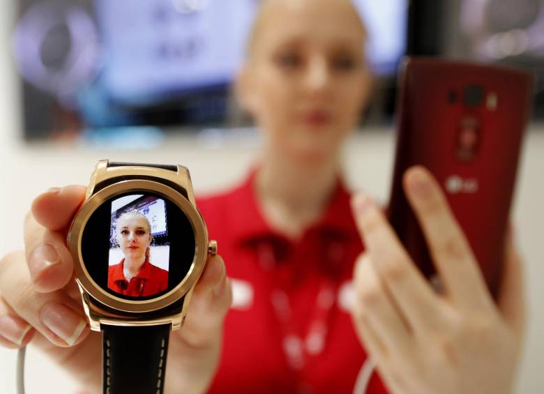 Una expositora muestra el uso de un reloj de LG Urbano. FOTO Reuters