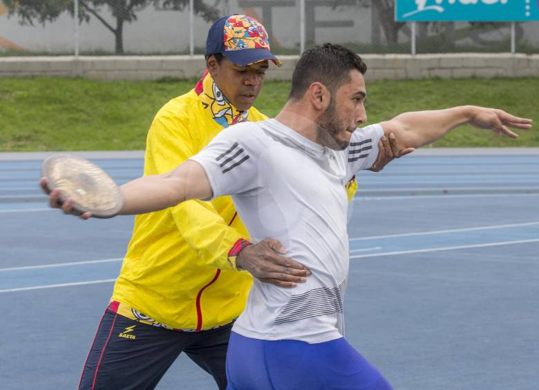 Diferentes cursos en Argentina y Brasil ha hecho Leysner para tener una buena pedagogía en las necesidades especiales de sus alumnos. FOTOs JUAN ANTONIO SÁNCHEZ