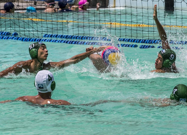 El polo acuático es uno de los deportes fuertes que tendrá Antioquia en los Juegos, gracias a la inversión y al proceso que ha tenido con Indeportes y la Liga local. FOTO jaime pérez 