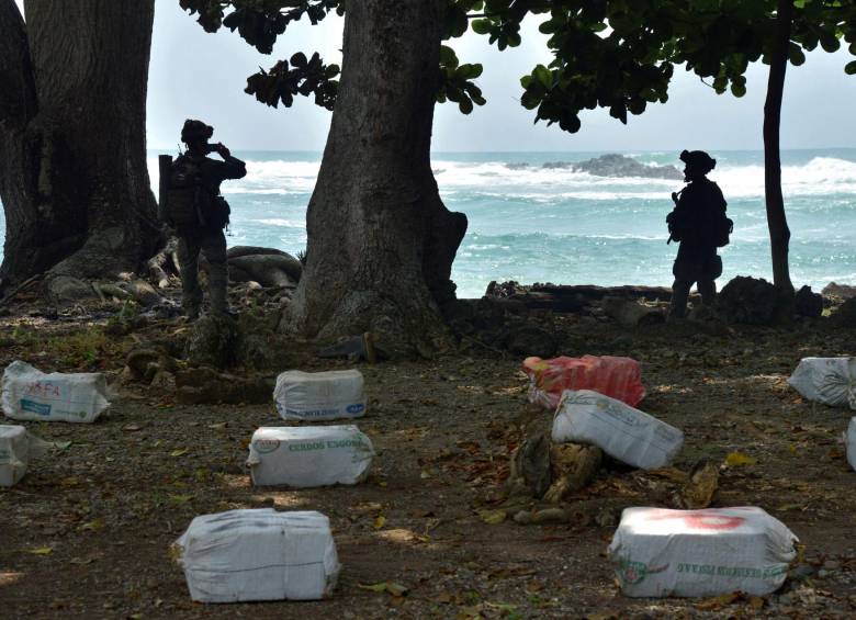 El principal nexo entre Farc y Bacrim estaría en la exportación de droga, producida por la guerrilla y comercializada por las bandas criminales. La coca también está marcada. FOTO AFP y cortesía dijín