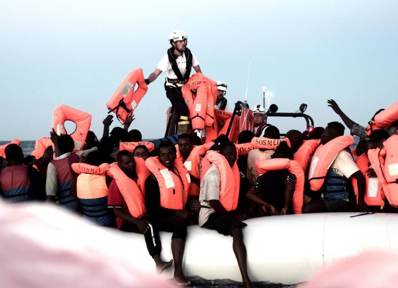 España acepta acoger barco con 629 migrantes 