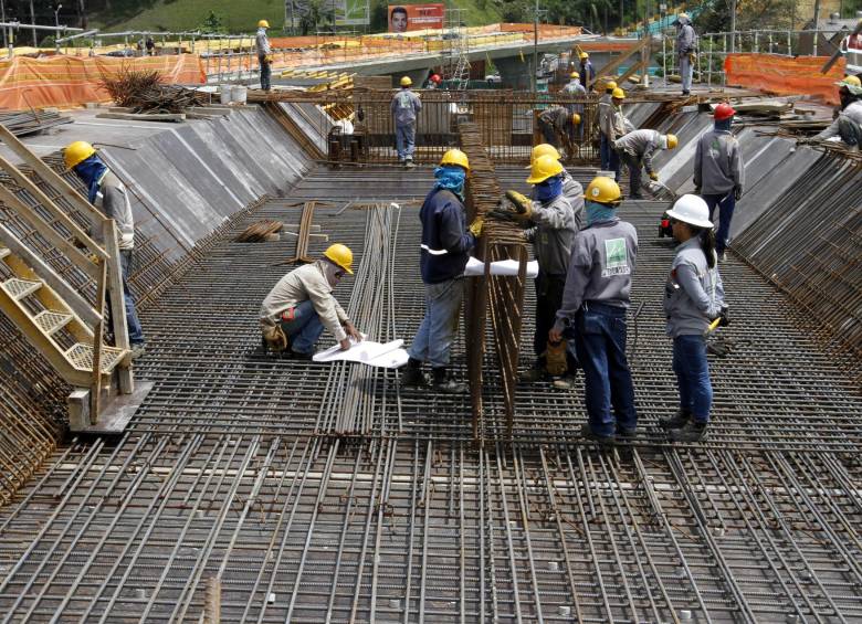 Las obras del puente de la 77 Sur se concentran en terminar los lazos de unión con las avenidas y el metro. FOTO donaldo zuluaga