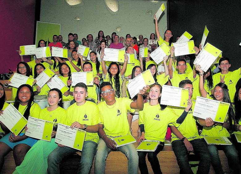 En ceremonia realizada en la universidad Eafit, los beneficiarios recibieron las becas de la Fundación Argos. Todos expresaron su agradecimiento porque la beca cambiará sus vidas. FOTO jaime pérez