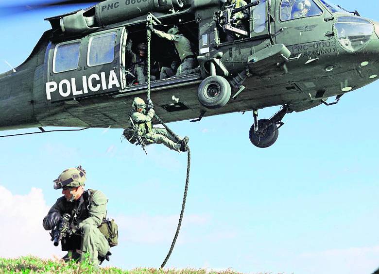 La caída del helicóptero de la Policía en Carepa, donde murieron 16 uniformados tiene dividida a la opinión pública. FOTO Cortesía Policía