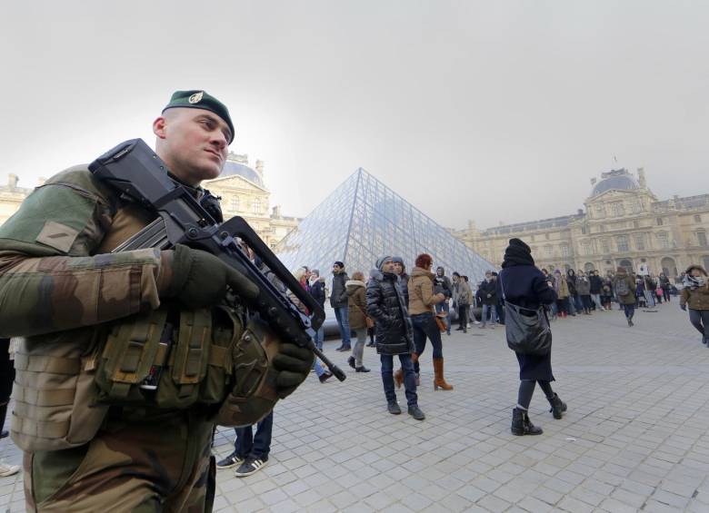 En París se desplegó una fuerza masiva de hombres para proteger la capital francesa de posibles ataques. FOTO REUTERS