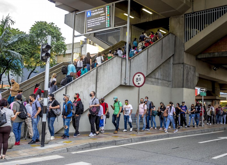 Estas filas se vieron el martes 1 de septiembre en las afueras de la estación Exposiciones. FOTO: JUAN ANTONIO SÁNCHEZ