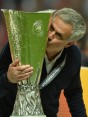 Un trofeo más para el controvertido entrenador portugués José Mourinho. FOTO Efe 