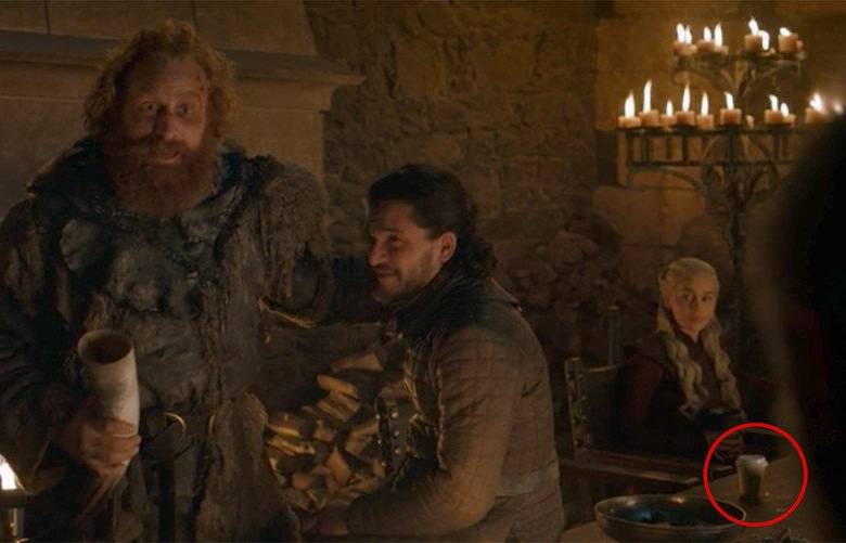 Imagen de la escena donde aparece el supuesto vaso de Starbucks