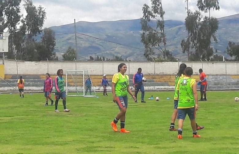 Las jóvenes de Colombia se mostraron animadas en el entrenamiento de ayer. Buscan dar la sorpresa. FOTO cortesía colfútbol 