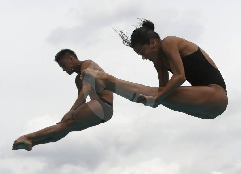Sebastián Villa y Diana Pineda en acción durante un entrenamiento en el trampolín de 3 metros. FOTO manuel saldarriaga 