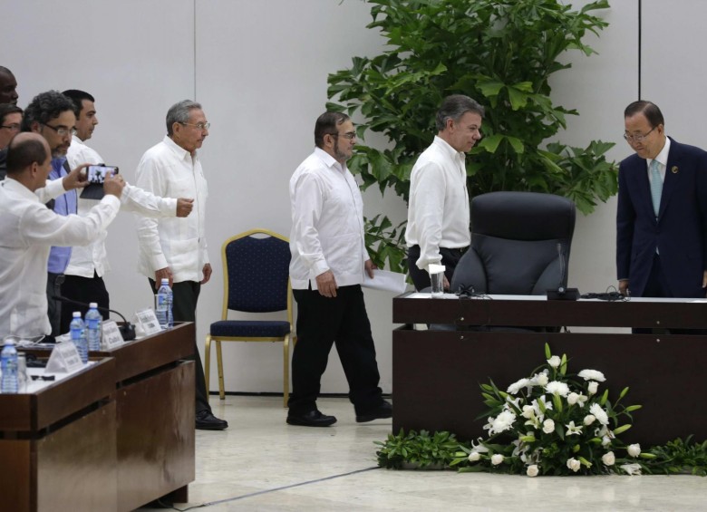 Entrada de Juan Manuel Santos, Rodrigo Londoño Echeverri, alias “Timochenko” y Raúl Castro este jueves a la firma del acuerdo sobre el cese al fuego bilateral y definitivo y la dejación de las armas. FOTO AP