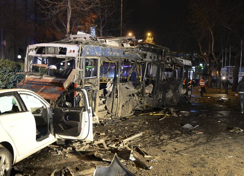 Así quedó un bus que pasaba por la zona. FOTO AP